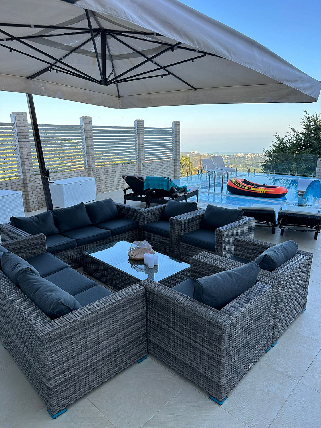  Лаунж-зона с трёхместным диваном KARL (серая) у бассейна крым